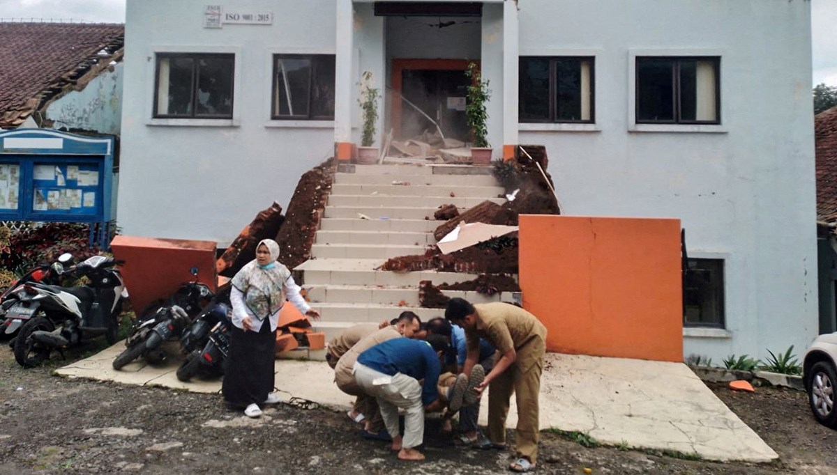Endonezya'da 5,6 büyüklüğünde deprem: Ölü sayısı 250'yi aştı