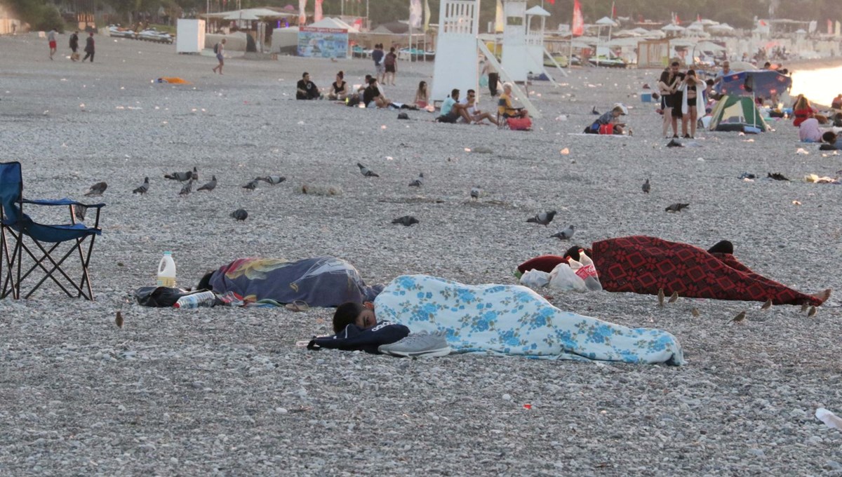 Sıcaktan bunalanlar Konyaaltı Sahili’nde uyudu