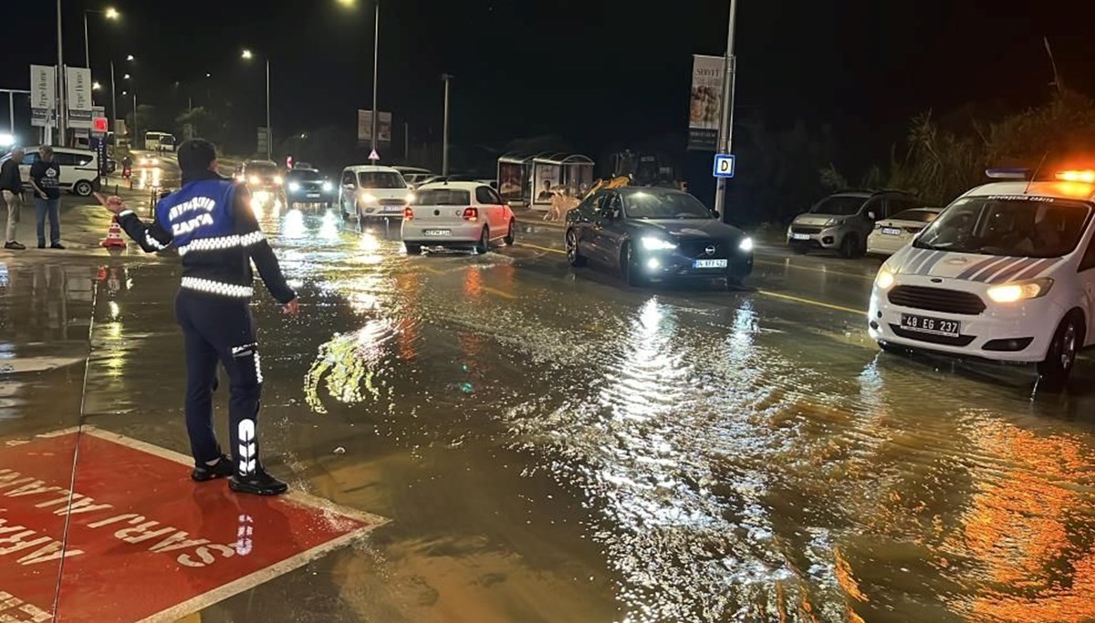 Bodrum'da içme suyu hattında patlama: Kara yolu trafiğe kapatıldı