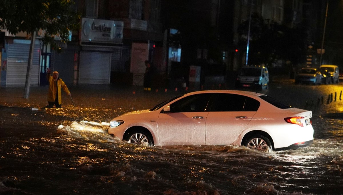 Ankara'da sağanak ve dolu: Araçlar yolda kaldı, ev ve işyerlerini su bastı