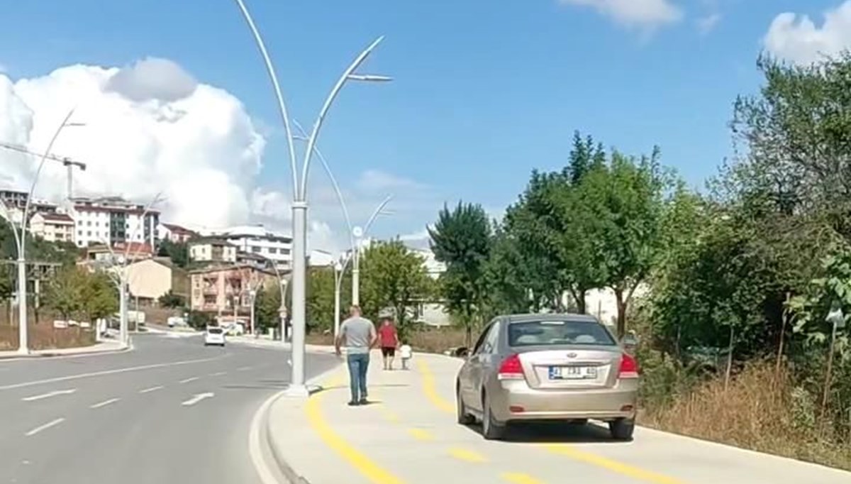 Arnavutköy'de boş yol yerine kaldırımdan giden sürücüye ceza kesildi