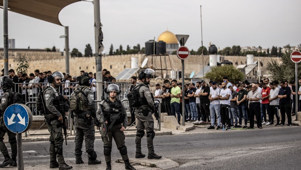 İsrail, Filistinli gençlerin Mescid-i Aksa'da cuma namazı kılmasına yine izin vermedi
