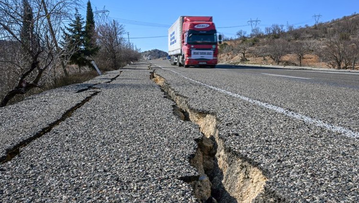 Metrelerce yarıklar oluştu | Depremde çatlayan yollar onarılıyor