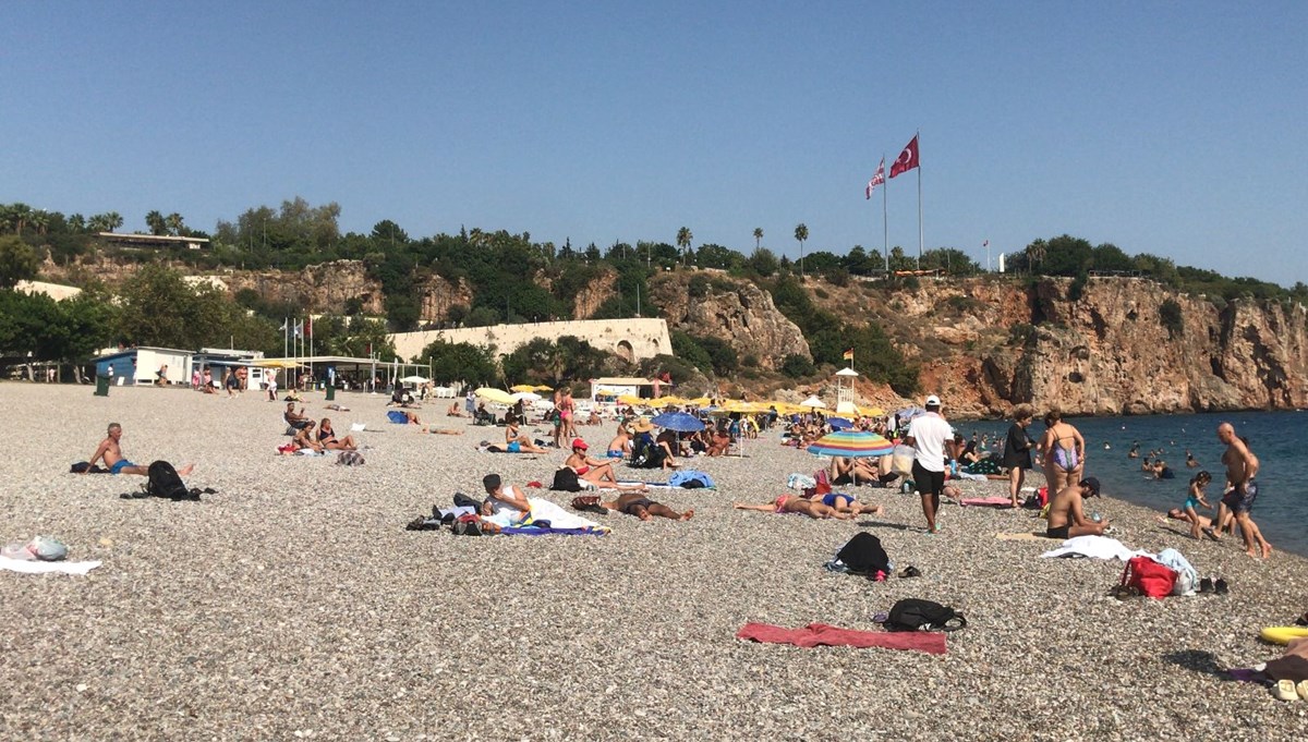 Antalya’da yaz bitmedi (Konyaaltı Sahili’nde yoğunluk yaşanıyor)