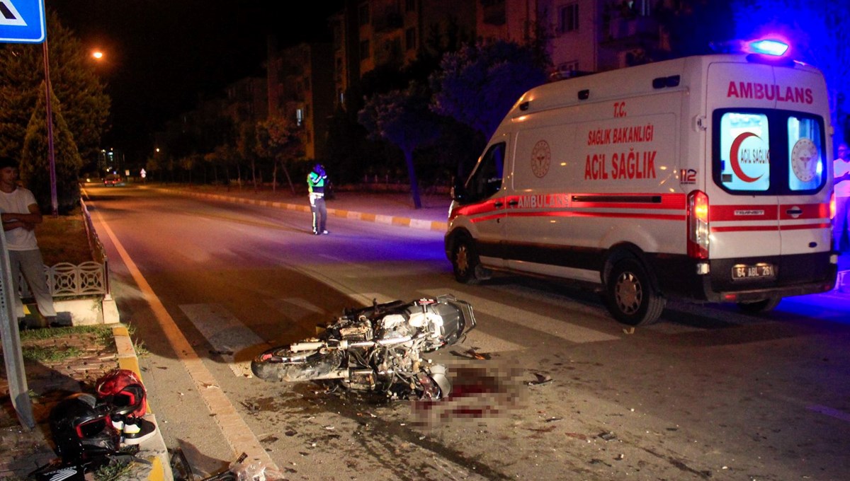 Uşak'ta kamyonetle motosiklet çarpıştı: 2 ölü