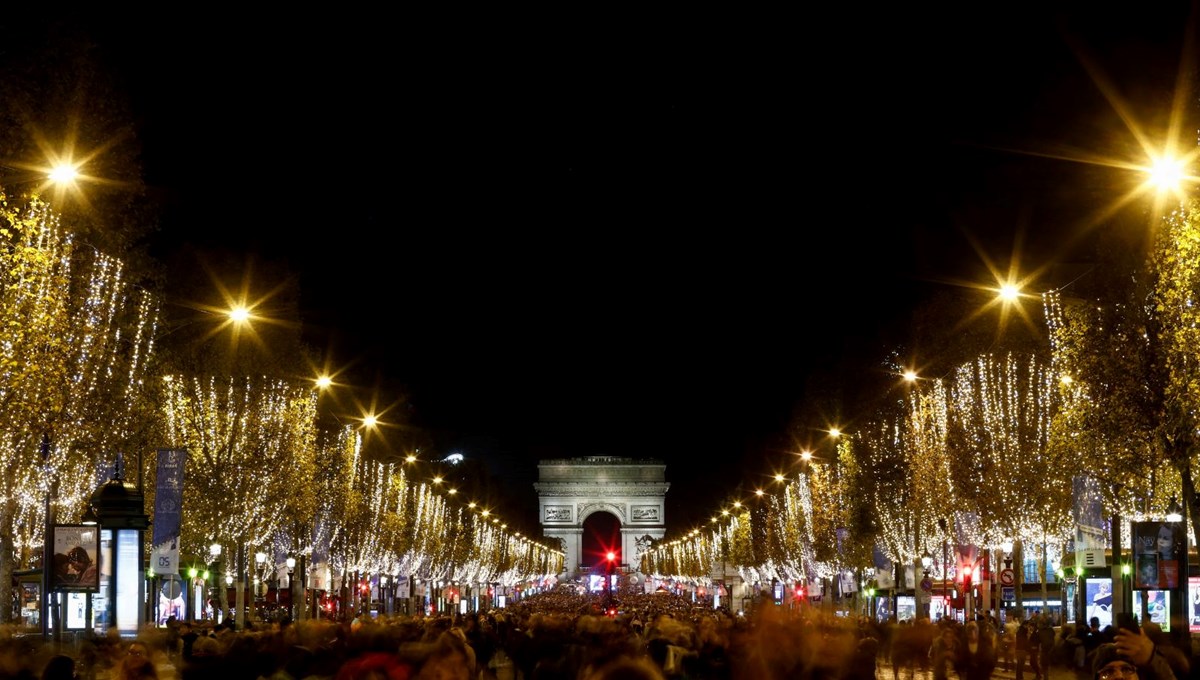 Paris'teki Noel ışıklandırması, Fransızları kızdırdı