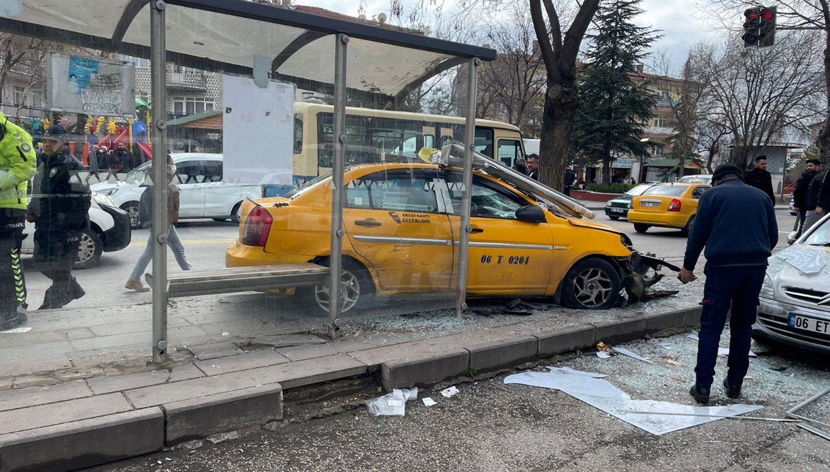 Ankara'da taksi durağa daldı: Yaralılar var