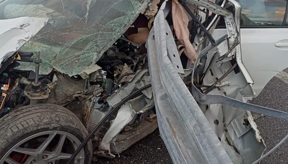 Otomobil refüje çarptı: Aynı aileden 1 kişi öldü, 3 kişi yaralandı