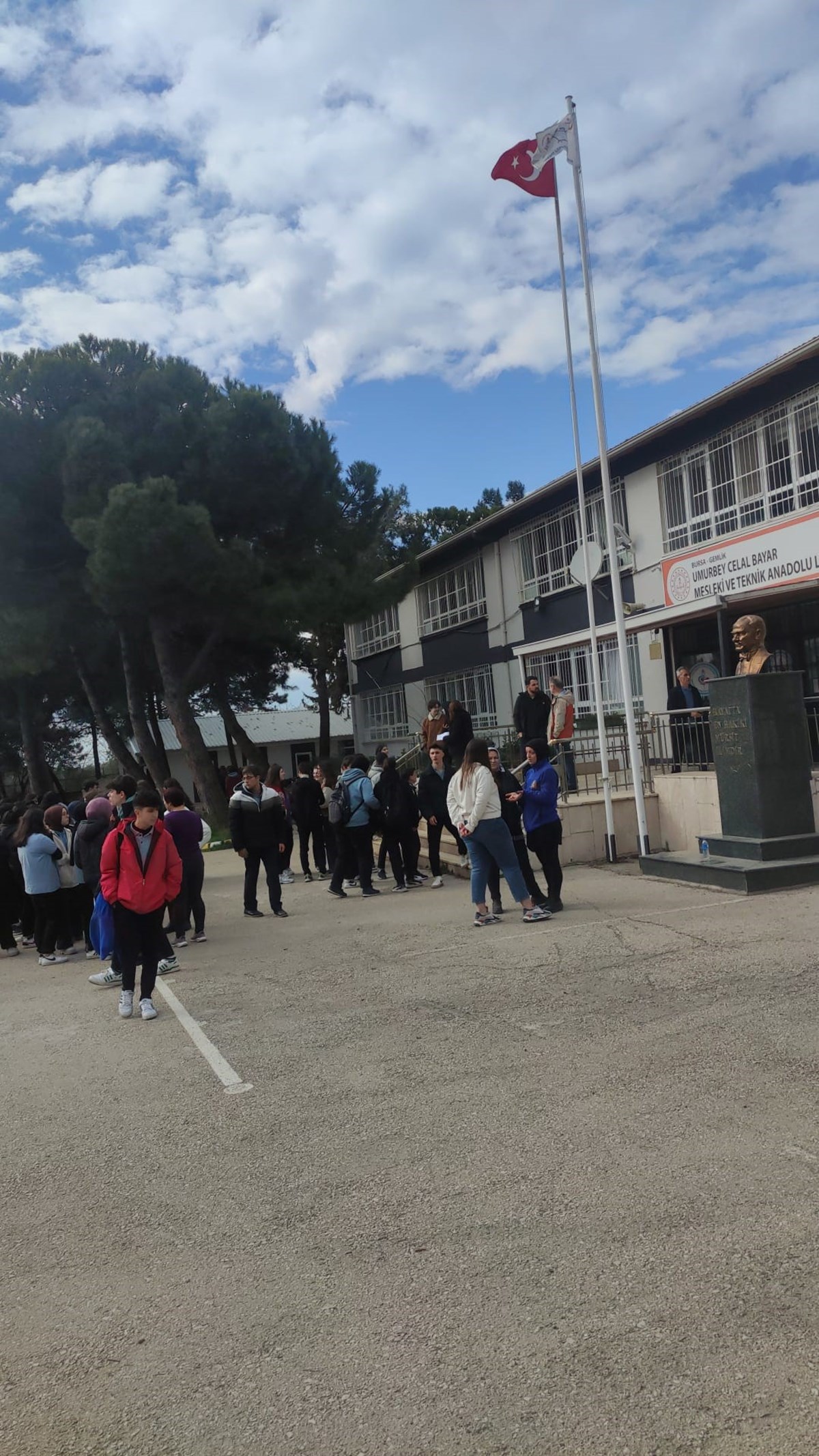 Depremin ardından bazı okullarda öğrenciler dışarıya çıktı.
