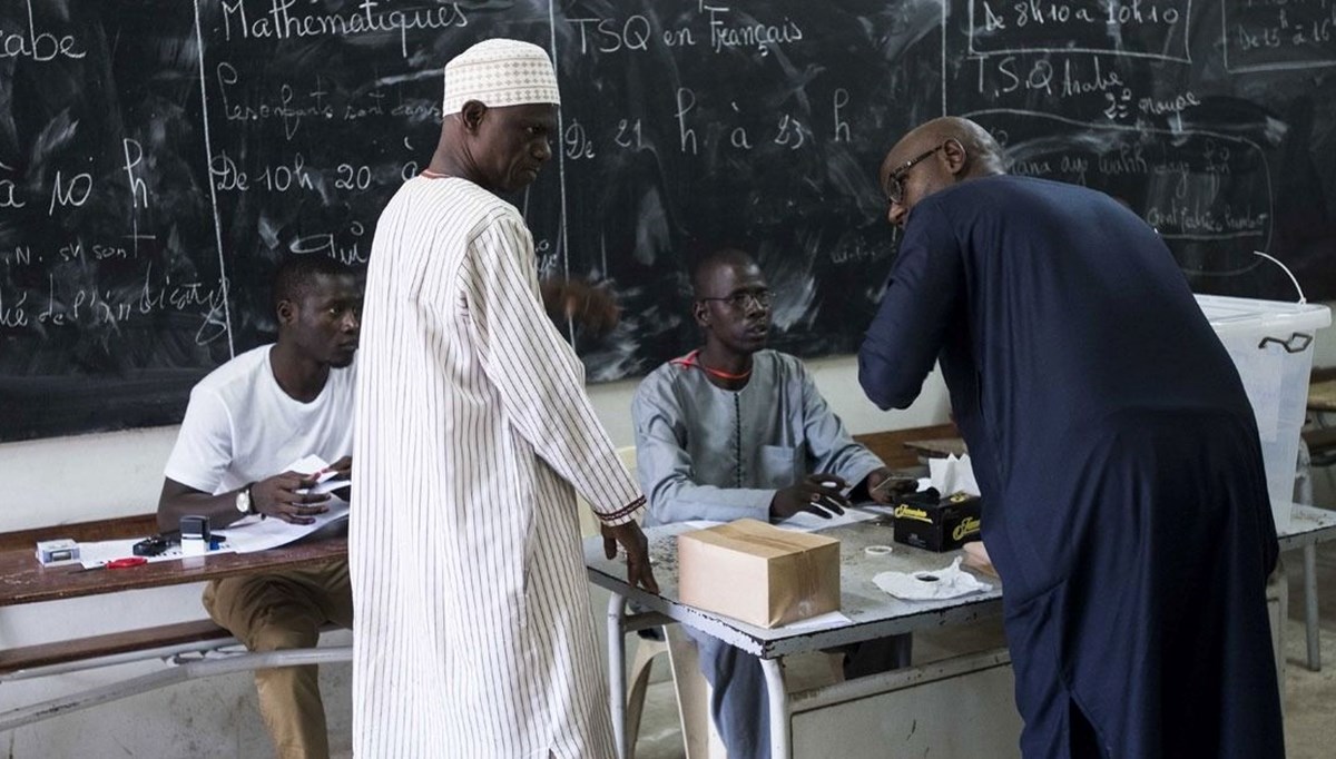 Senegal, cumhurbaşkanını seçiyor: 19 aday yarışıcak