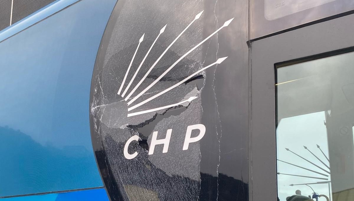 CHP'nin miting otobüsüne taş atıldı: Trabzon Valiliği'nden açıklama