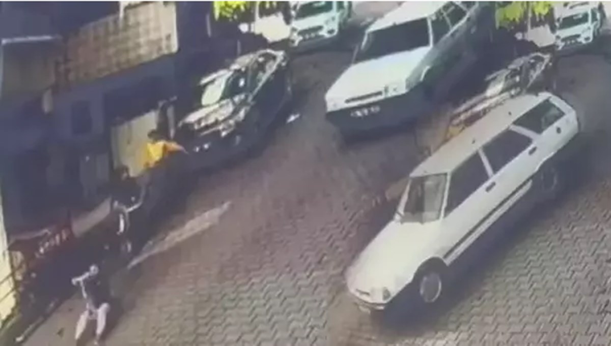 İstanbul'da feci kaza kamerada: 6 yaşındaki çocuk otomobilin altında kaldı