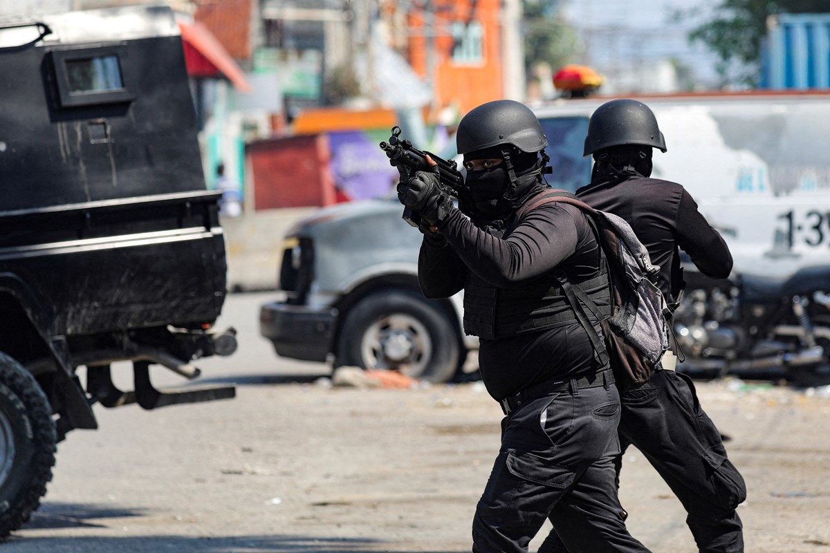 Haiti polisi, şiddet eylemlerini bastırmaya çalışıyor.