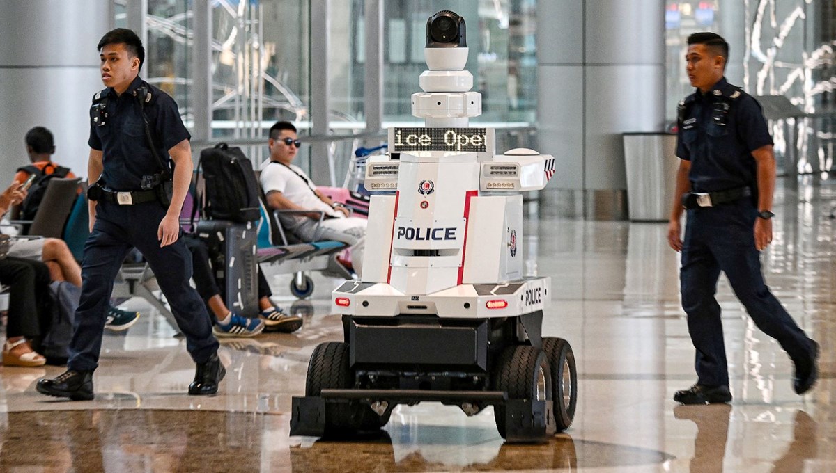 Havaalanında robot polis devriye atıyor: Singapur'dan bir ilk