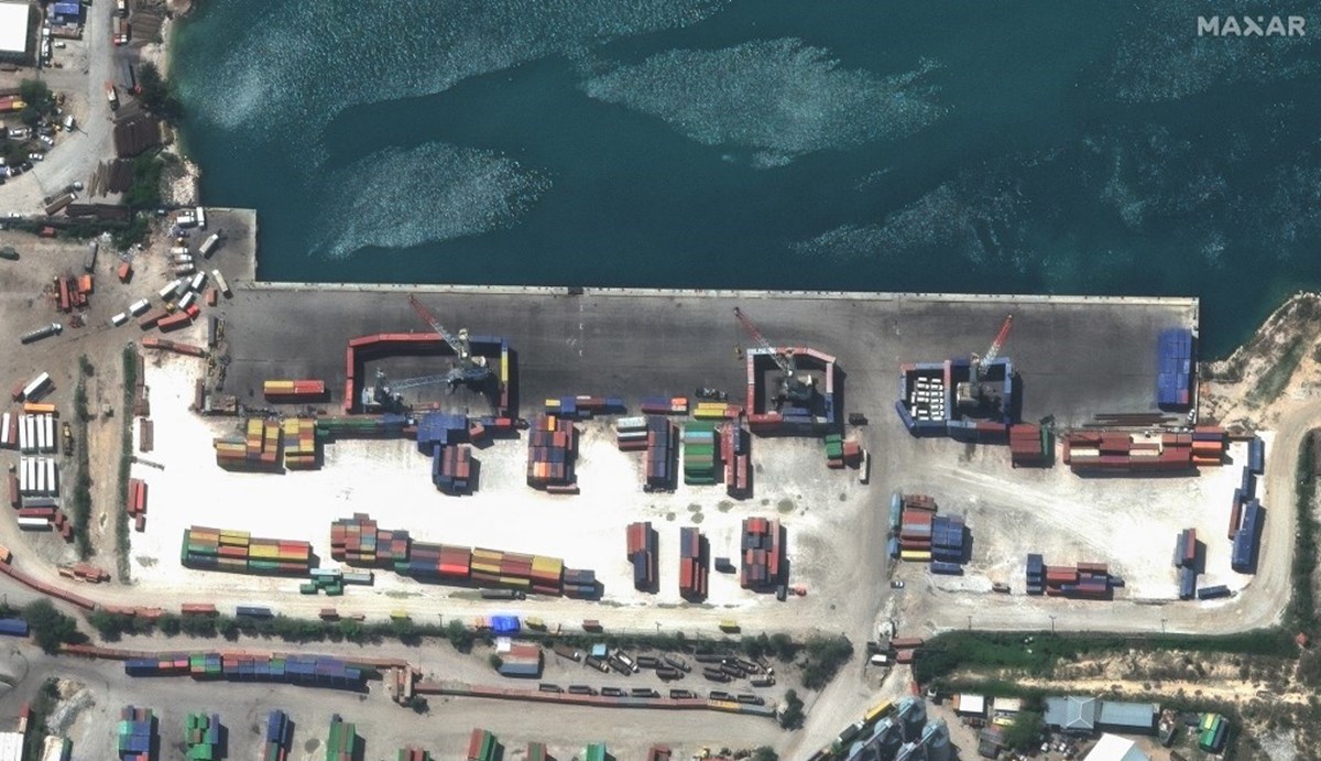 Uydu görüntüleri, başkentteki limanda konteyner vinçlerinin etrafının konteynerlerle kapatıldığını gösteriyor.