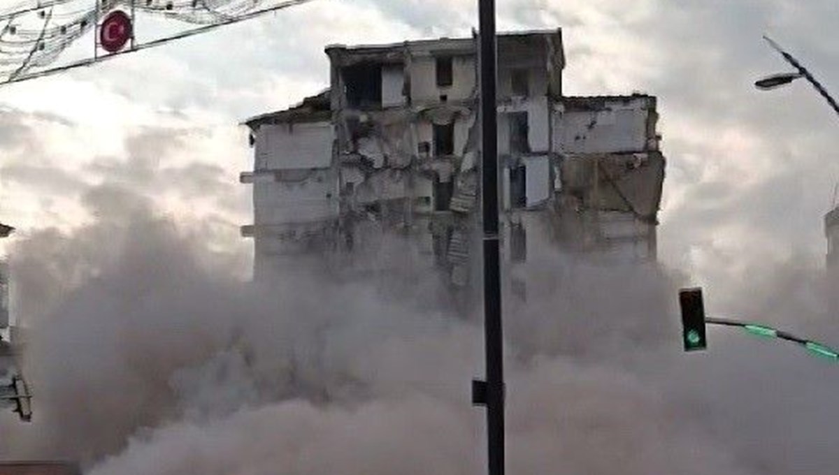 Gaziantep'te ağır hasarlı bina yıkıldı