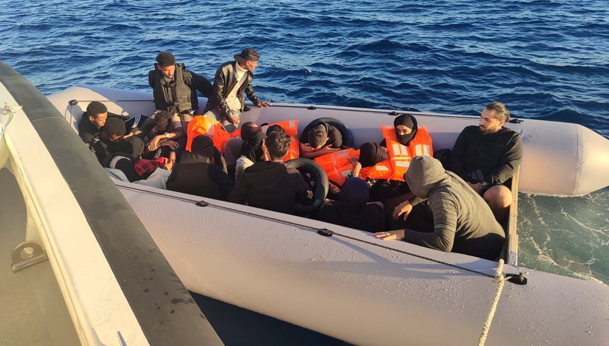 Yunanistan'ın geri ittiği 48 düzensiz göçmen kurtarıldı