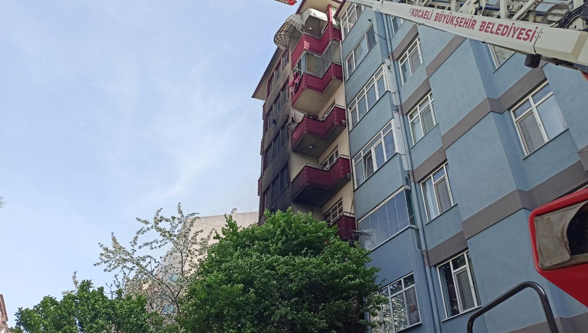8 katlı binada yangın paniği: Depoda başladı, dış cepheye sıçradı