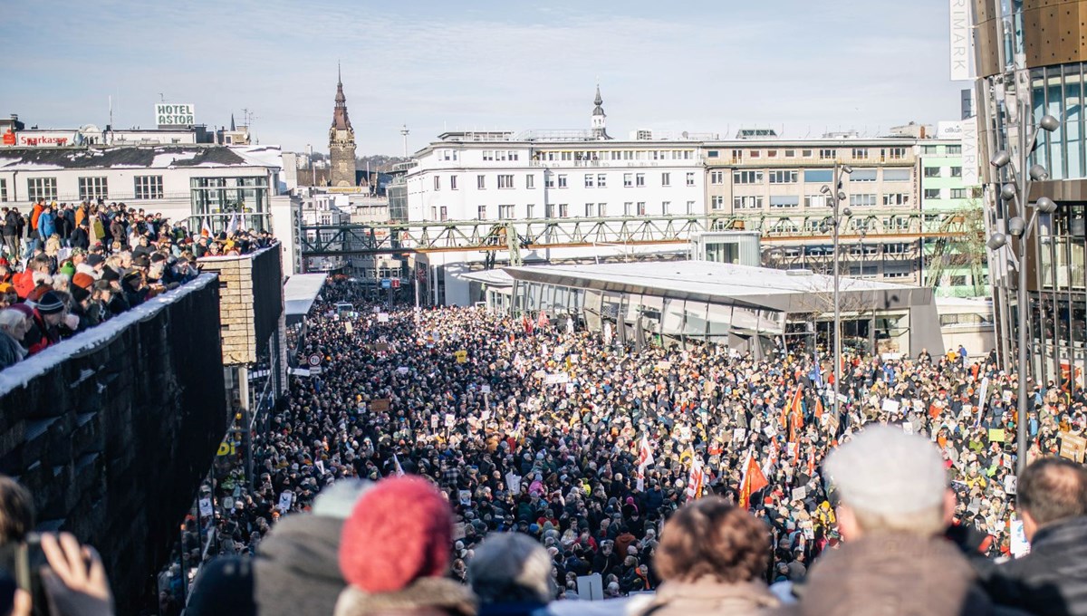 Almanya'da aşırı sağa tepki: On binler AfD'ye karşı sokağa çıktı