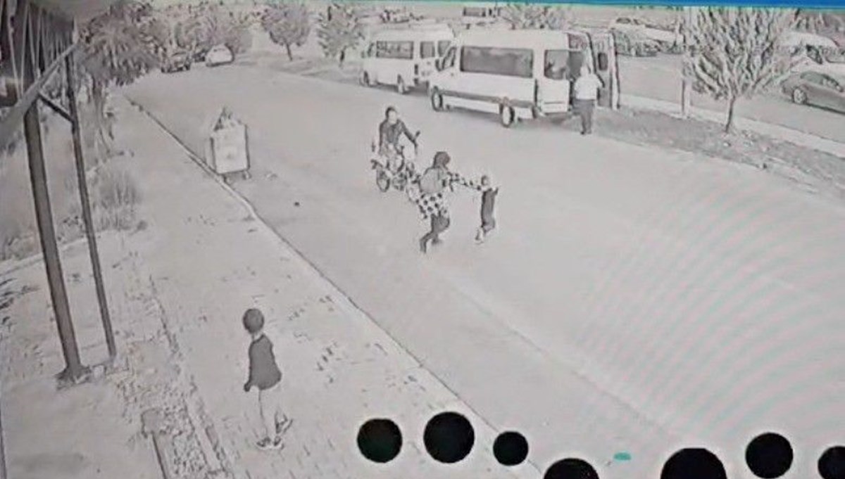 Antalya'da feci kaza kamerada: Küçük çocukla annesi motosikletin altında kaldı