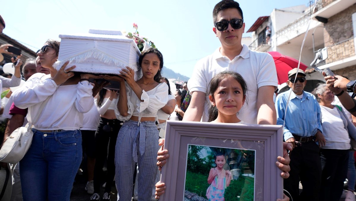 Meksika'da cinayet şüphelisine linç! Polis aracından indirip öldürdüler