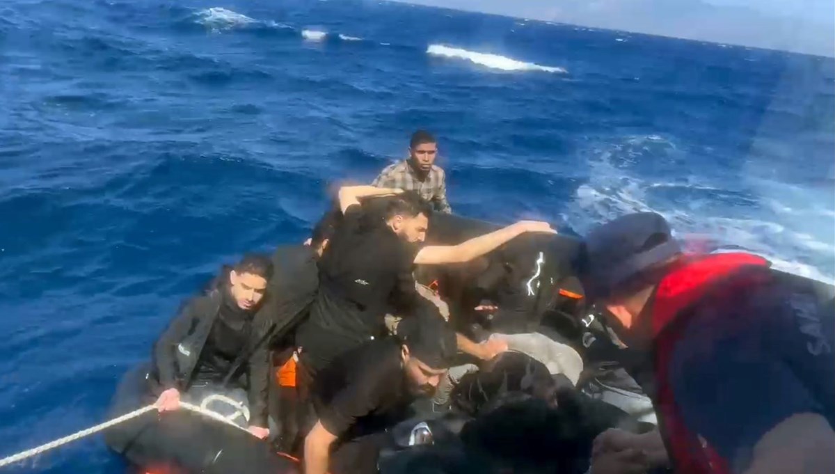 Yunanistan’ın geri ittiği 27 düzensiz göçmen kurtarıldı