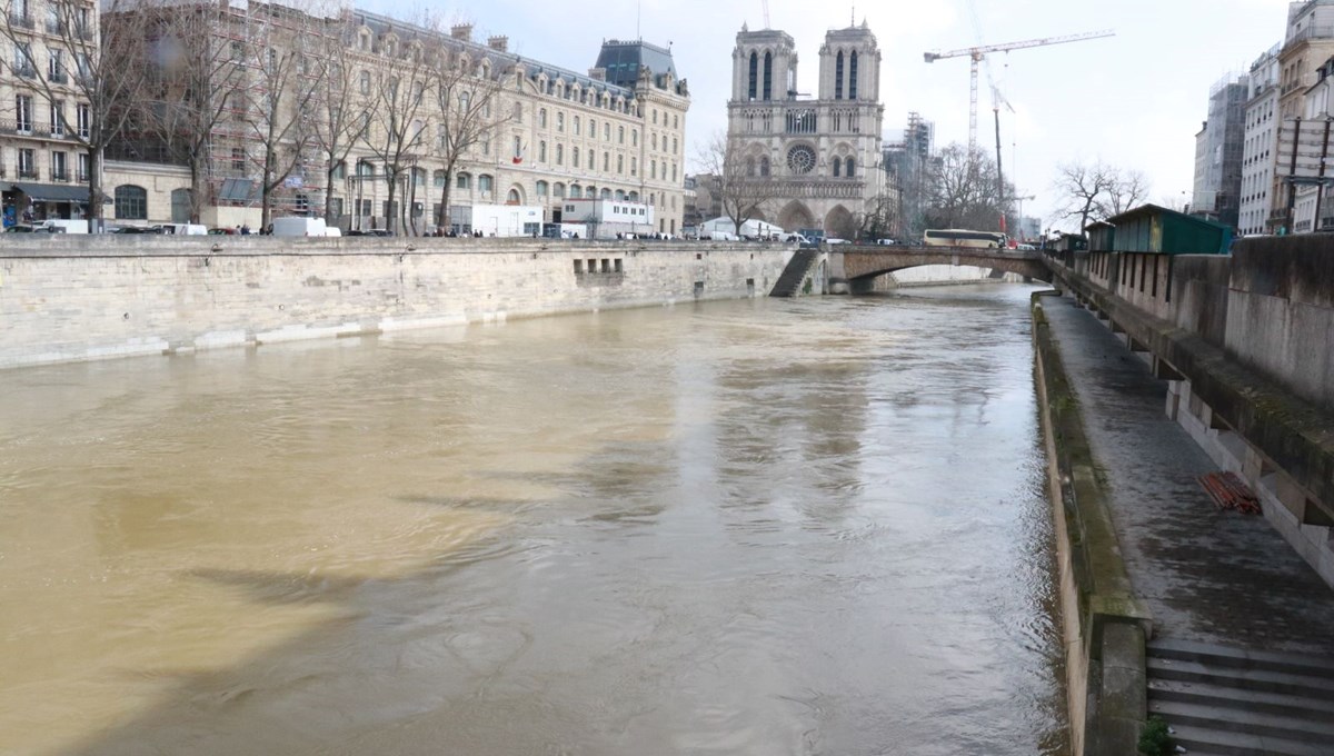 Paris'te Seine Nehri yükseldi