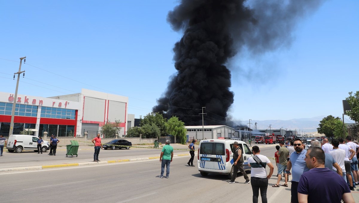 Denizli'de geri dönüşüm tesisinde yangın: Tahliyeler başladı