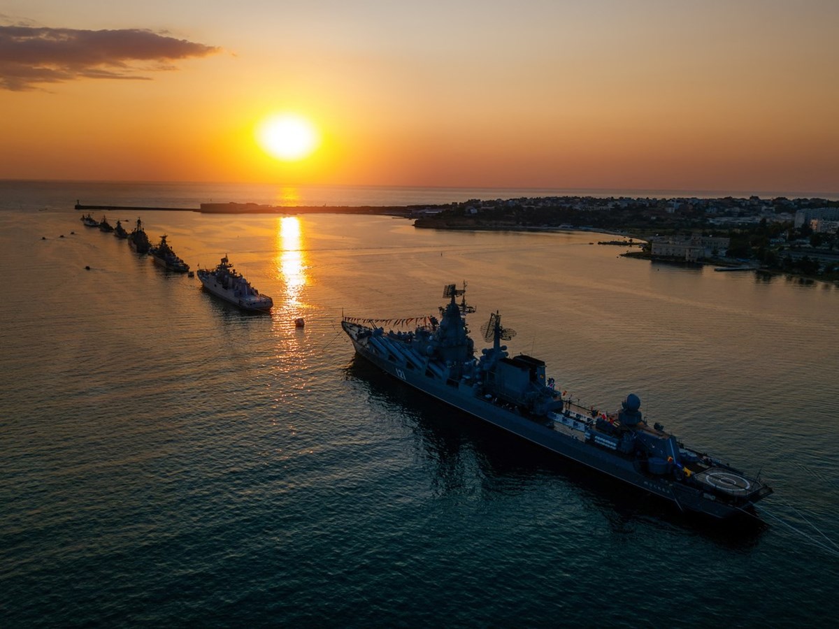 Kremlin Sözcüsü  Peskov, “Karadeniz, asla bir NATO denizi olmayacak.” dedi. Fotoğrafta Sivastapol çevresinde dolaşan Rus donanma gemileri görülüyor.