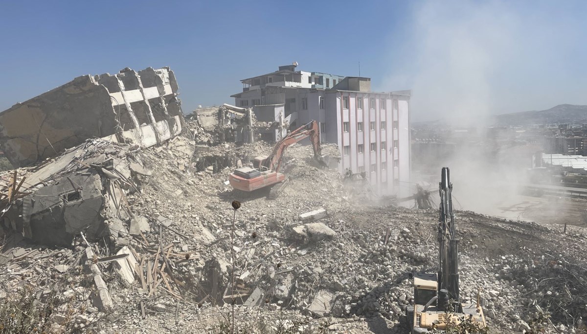 Hatay'da ağır hasarlı 5 bina yıkıldı
