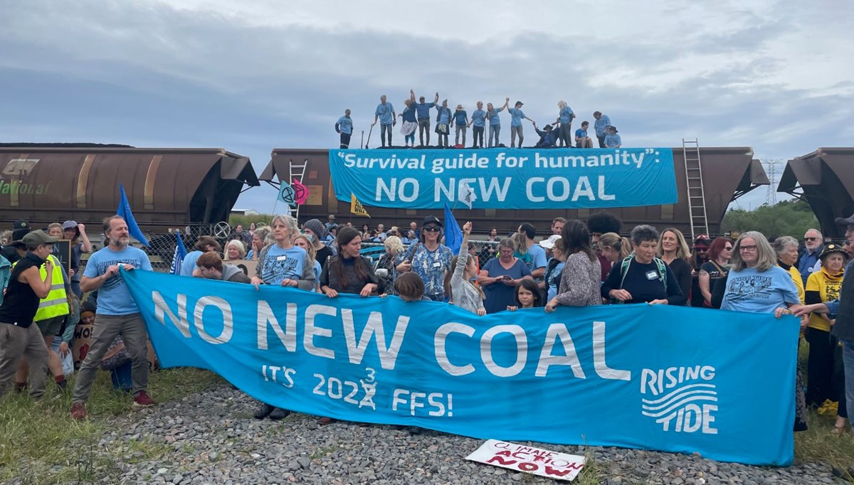 İklim aktivistleri kömür trenini bastı