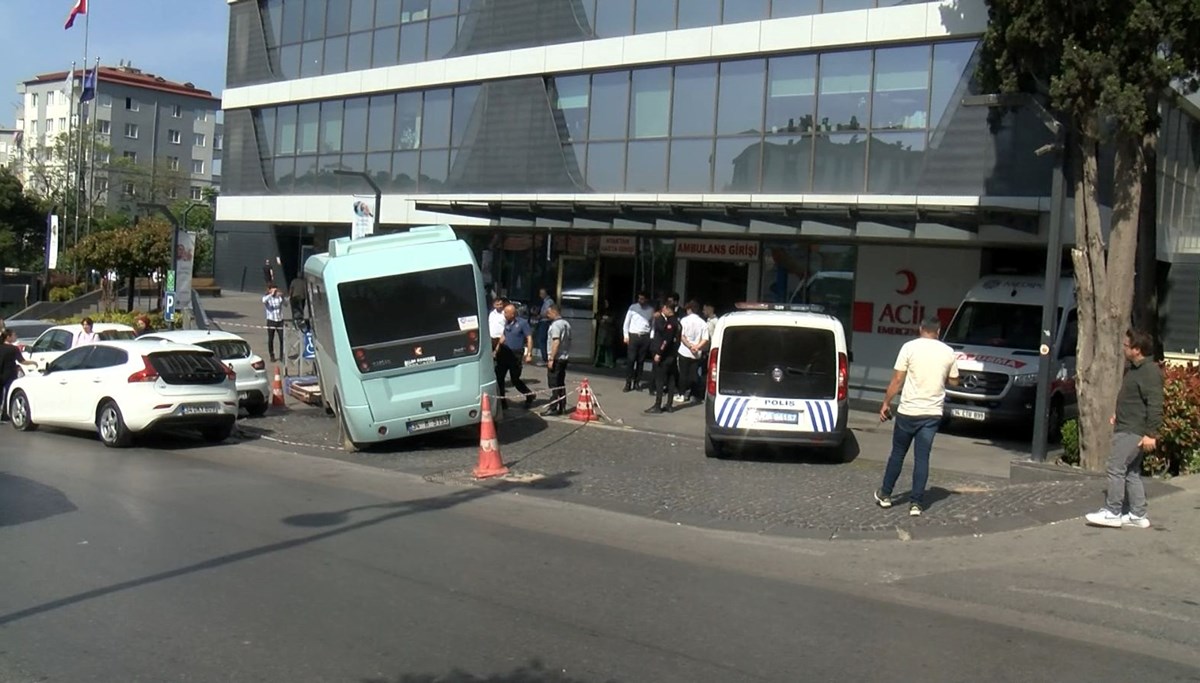 İstanbul'da yolcu minibüsü hastanenin bahçesine daldı