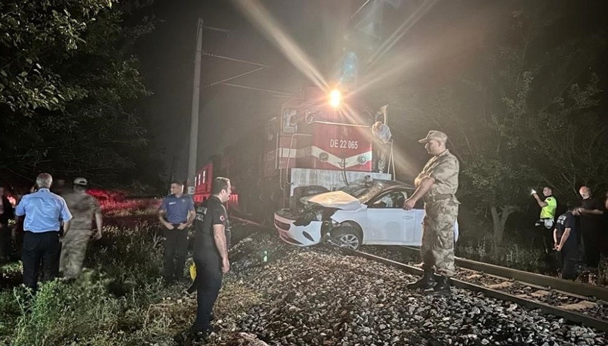 Malatya’da yolcu treni otomobile çarptı: 1 ölü