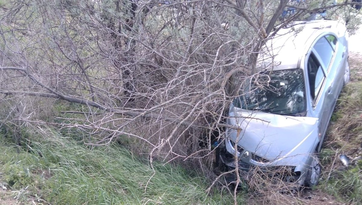 Çorum'da otomobil ağaca çarptı: 1 ölü, 1 yaralı