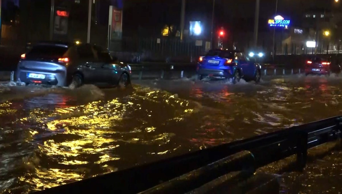 Bursa'da sağanak: Caddeleri su bastı, trafik aksadı