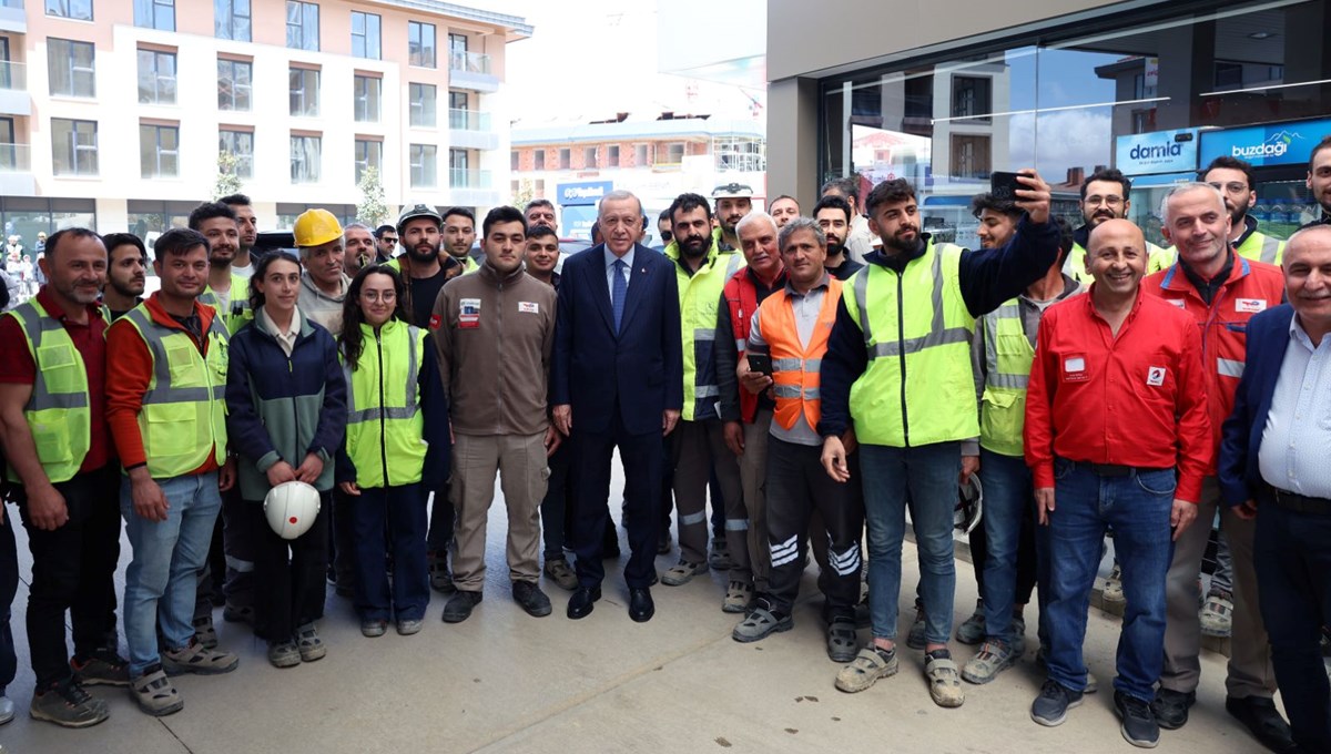 Cumhurbaşkanı Erdoğan'dan akaryakıt istasyonu çalışanlarına ziyaret