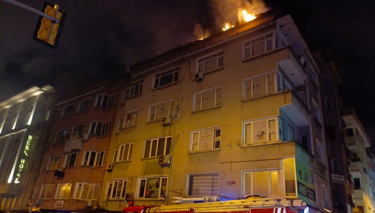 Fatih'te 5 katlı binanın çatısında yangın çıktı