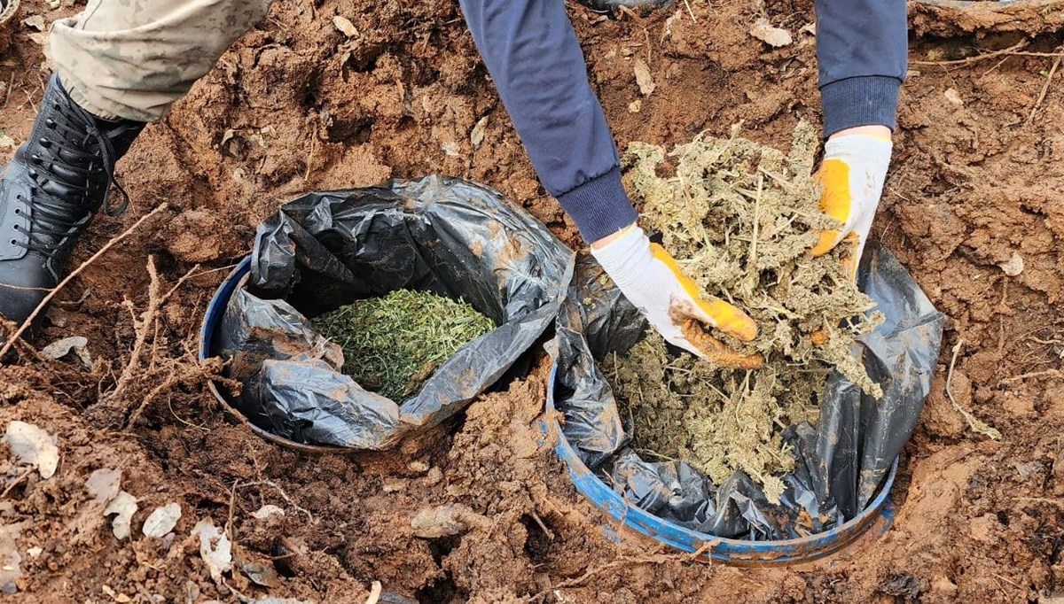 Diyarbakır'da toprağa gömülü 43 kilogram esrar ele geçirildi