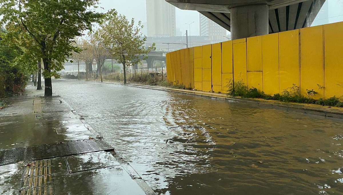 İzmir'de sağanak yağış yolları göle çevirdi
