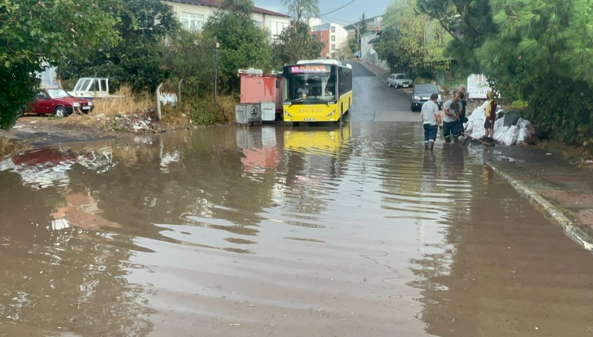 İstanbul'da kuvvetli sağanak: Maltepe'de cadde ve alt geçit göle döndü