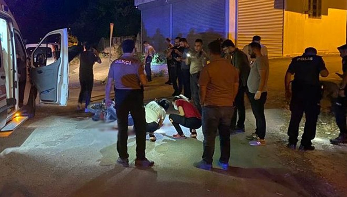Adana'da sokakta çatışma: Yoldan geçerken vuruldular