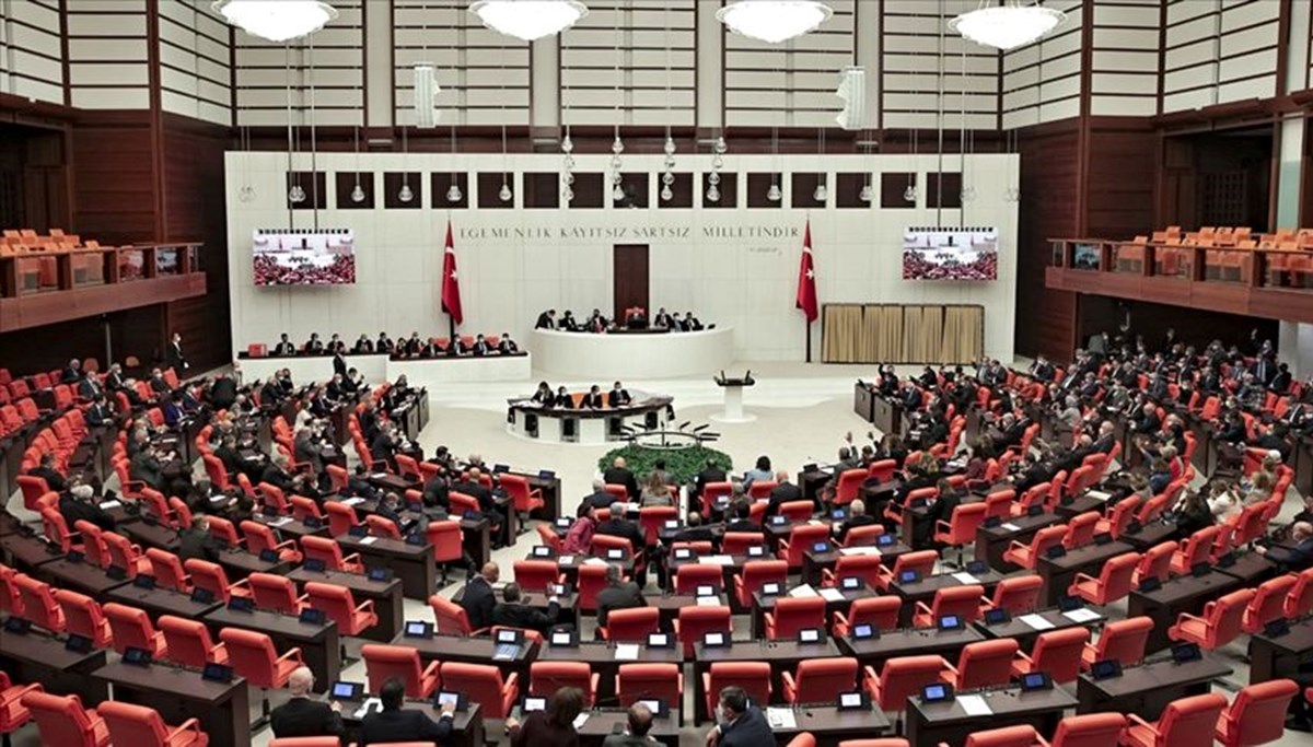 Meclis'te istifa trafiği: 600 milletvekilinden 53'ü partilerinden ayrıldı