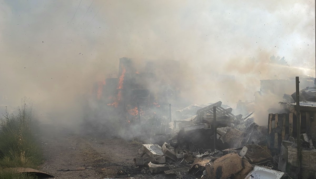Anız yangını, tarla ile fabrikaya sıçradı:  Eskişehir-Kütahya yolu trafiğe kapatıldı