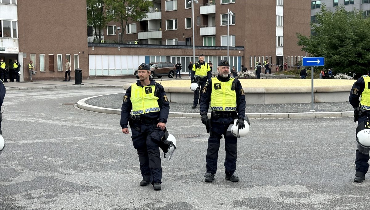 İsveç'te bir Iraklı cami önünde Kur'an-ı Kerim'e saldırdı