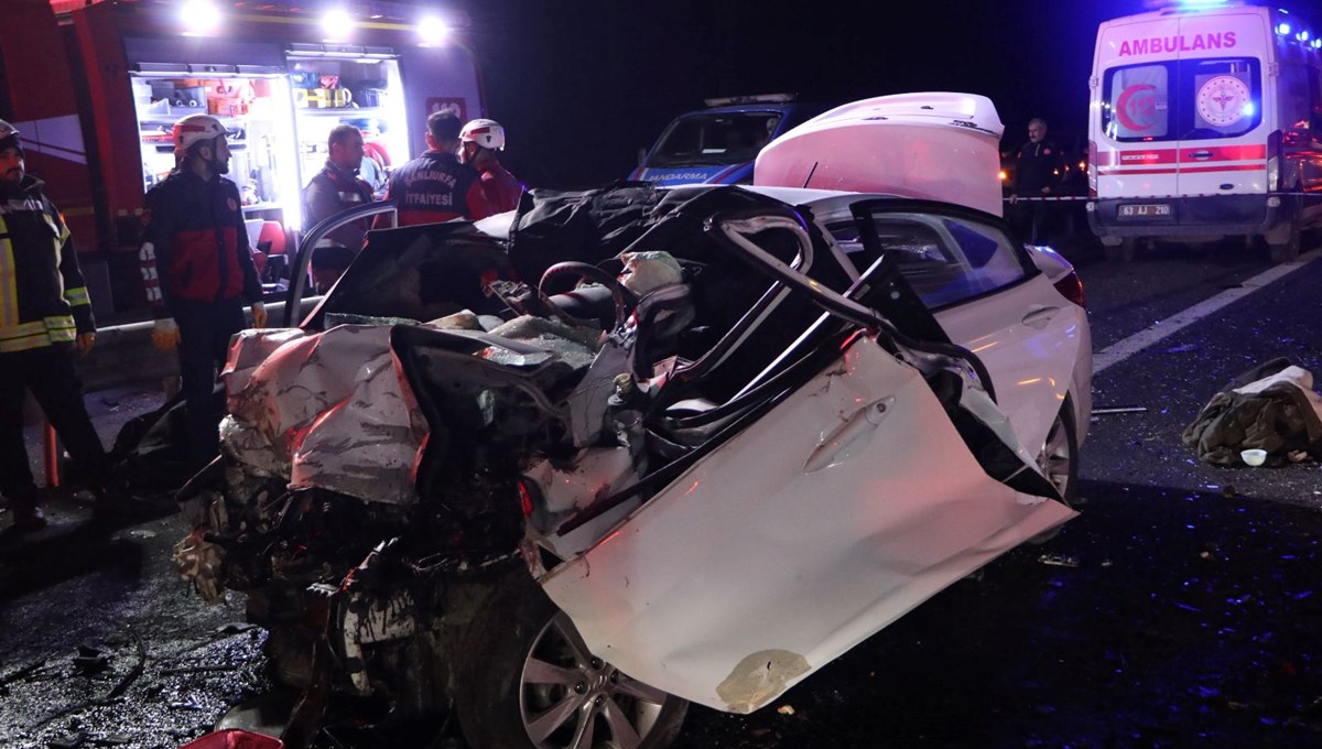 Otoyolda 'U' dönüşü yapan çekiciye otomobil çarptı: 4 ölü