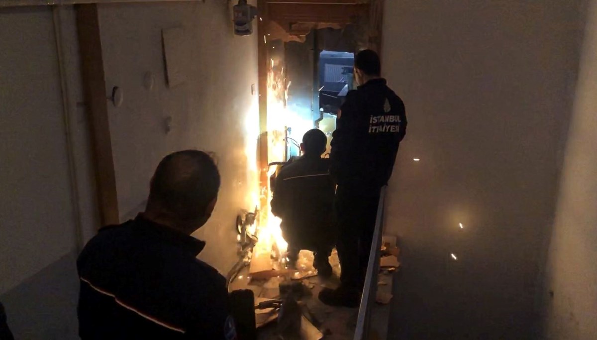 Avcılar'da hırsız kendisini girdiği daireye kilitledi: Polis ve itfaiye seferber oldu