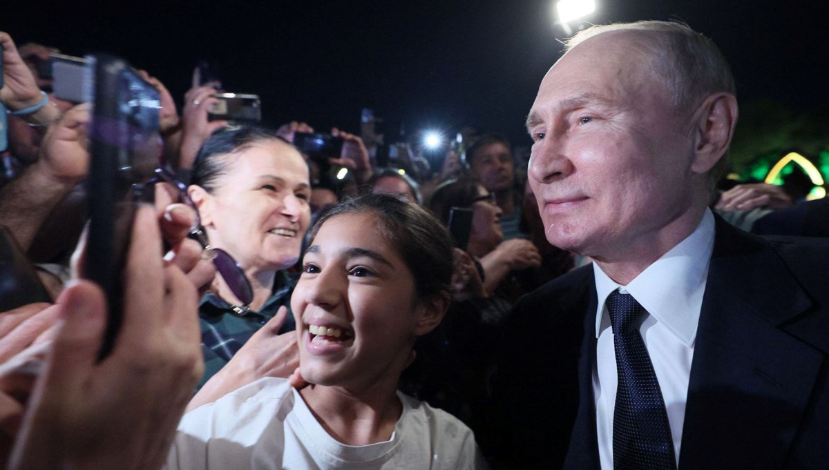 Putin'den rock yıldızı pozları: Dublör mü kullandı?