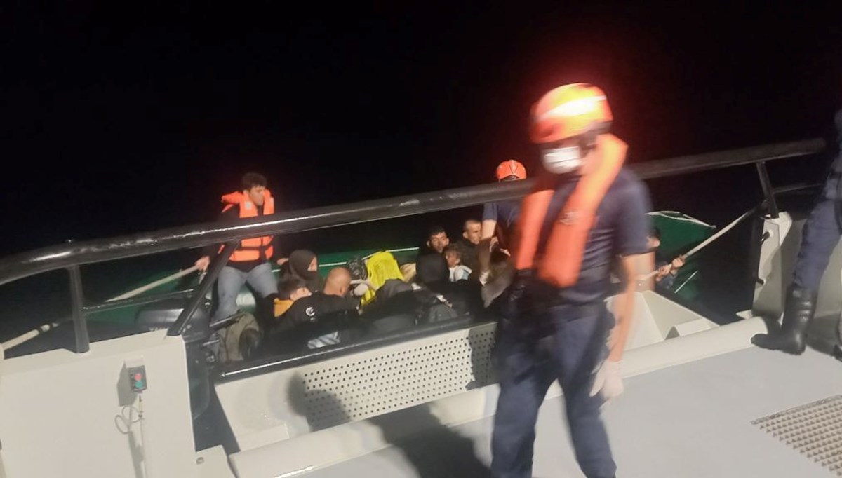İzmir açıklarındaki 14'ü çocuk 29 düzensiz göçmen yakalandı