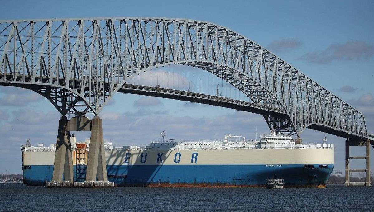 ABD'de kargo gemisi köprüyü yıktı: 7 kişi suya düştü