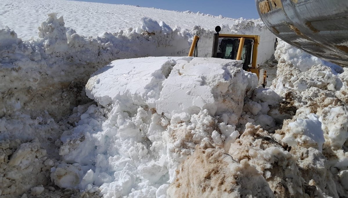 Nisan ayında Doski Vadisi’nde 5 metrelik karla mücadele çalışması